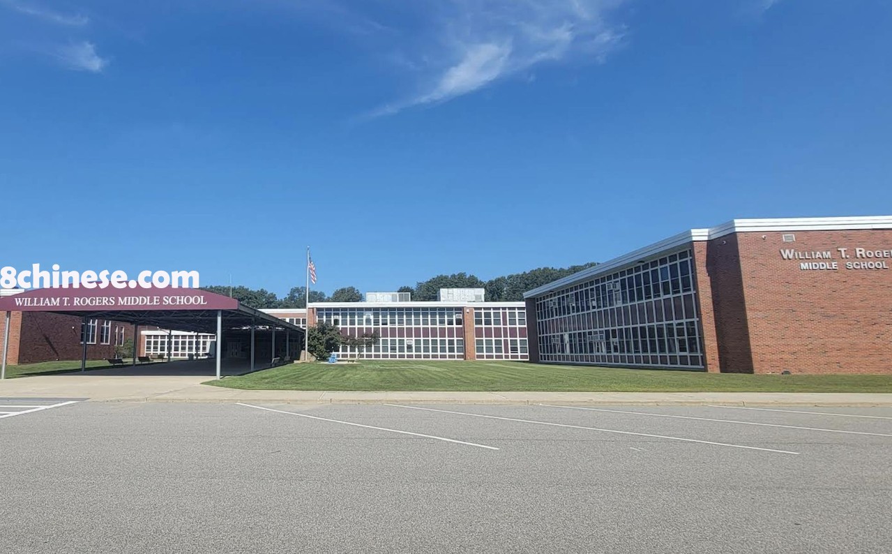 长岛康马克两名男子清晨在一处购物中心的垃圾箱内睡觉时，被垃圾车当作废弃物一并倾倒进车厢，其中一人伤重不治，另一人受伤送医。图为两人被发现的中学。(谷歌地图)