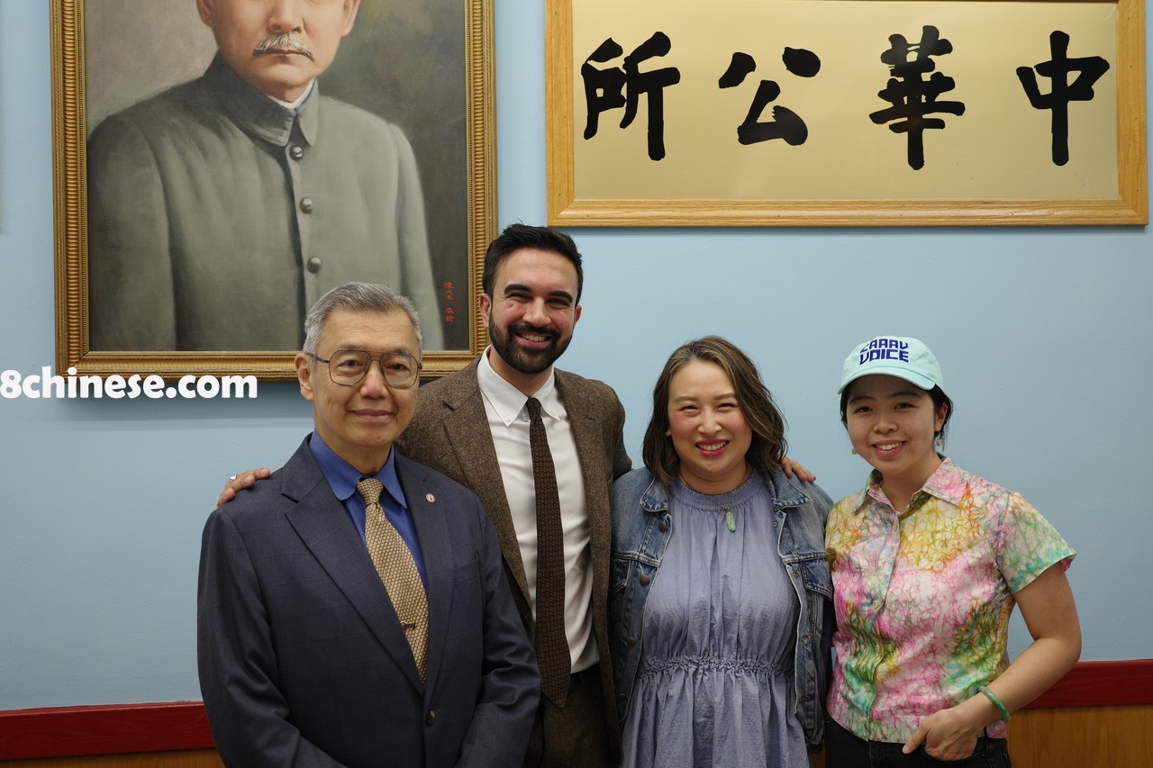 前州众议员牛毓琳(右二)带著市长参选人曼达尼(左二)走访曼哈顿华埠，并与中华公所主席朱超然(左一)会面。(记者曹馨元／摄影)