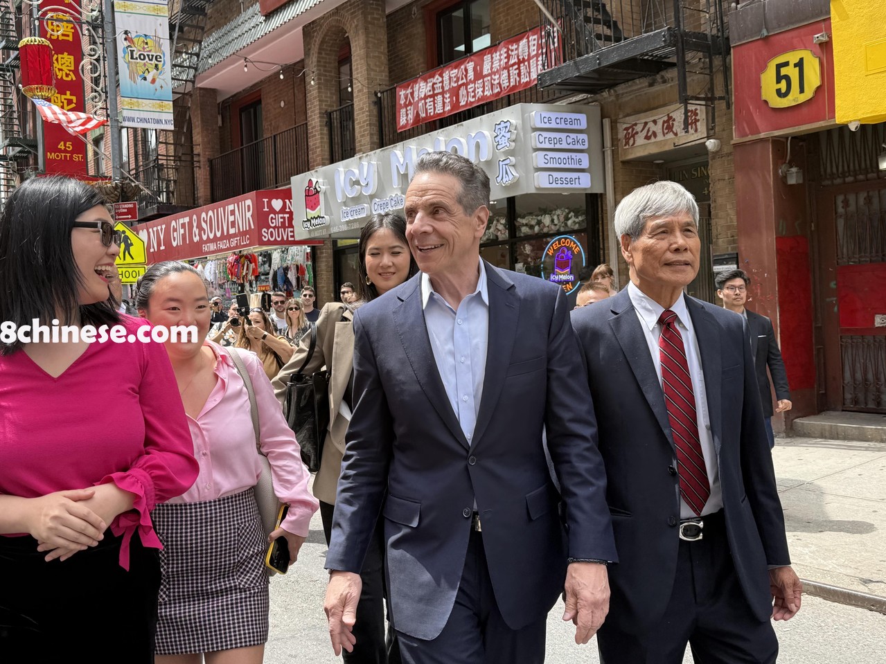 前市长彭博背书葛谟(中)，强调其治理经验。(记者刘梓祁／摄影)