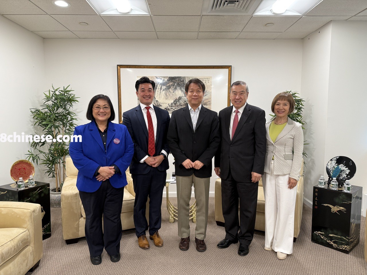 皇后区民事法庭参选人朱治国与吉勒根访世界日报。左起：吉勒根、朱治国、世界日报纽约社社长张宗智、资深华裔律师莫虎、纽约市府财政局高级主任缪欣伟。(记者尤昱程／摄影)