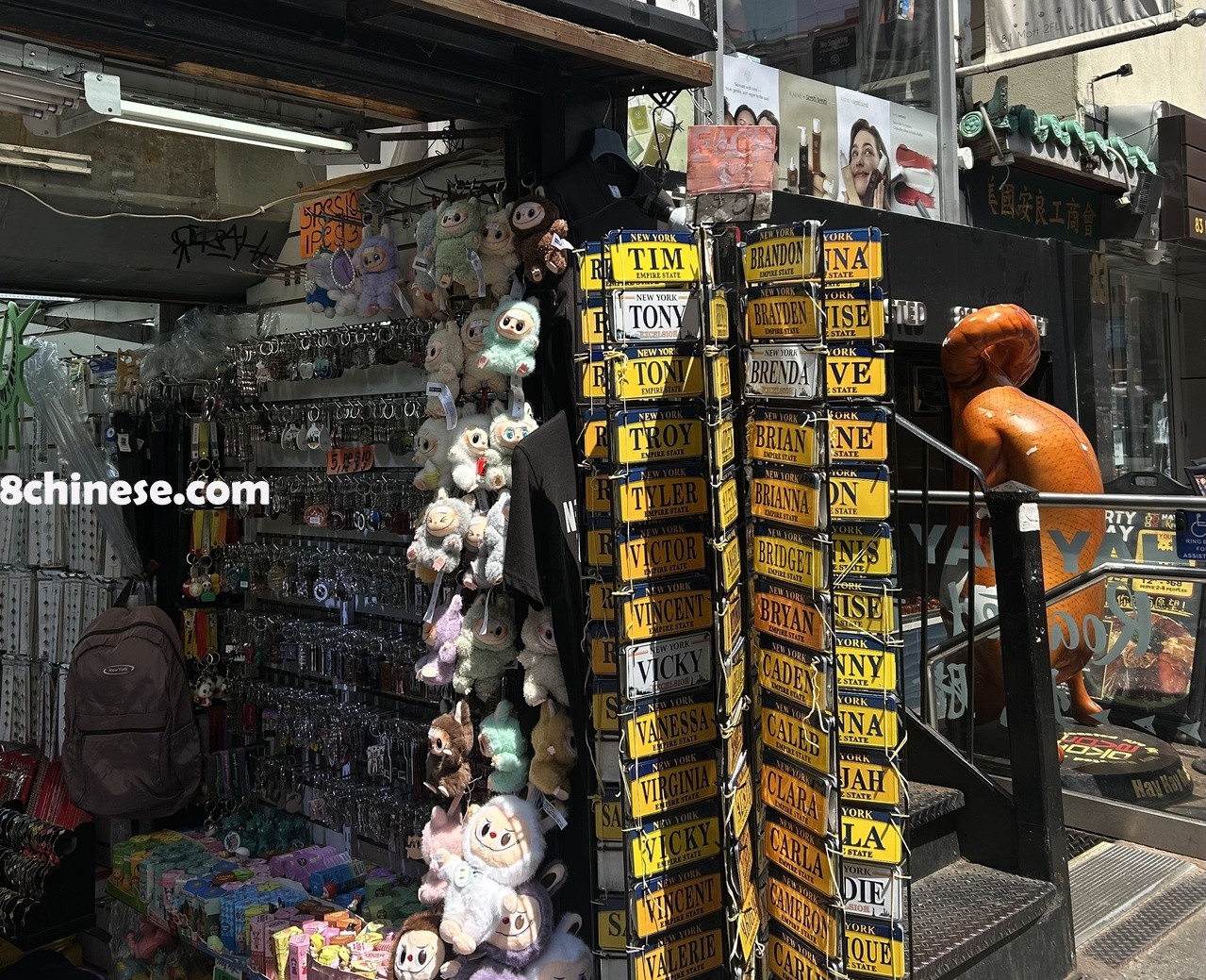 全球暴红的卡通角色Labubu已悄无声息地占领了华埠。(记者曹馨元／摄影)