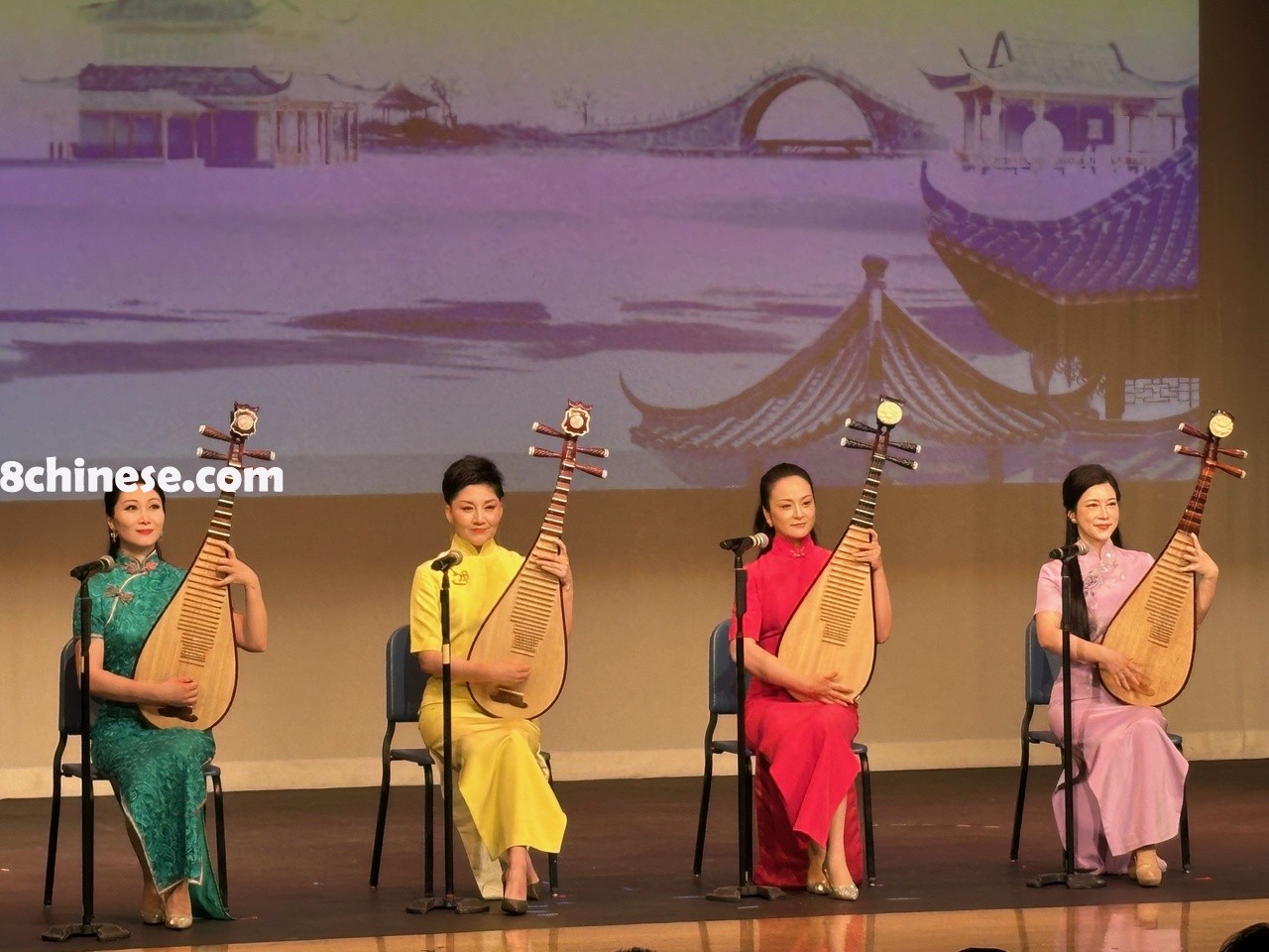 上海评弹团日前在洛杉矶演出，图为四人合唱。（记者张宏／摄影）