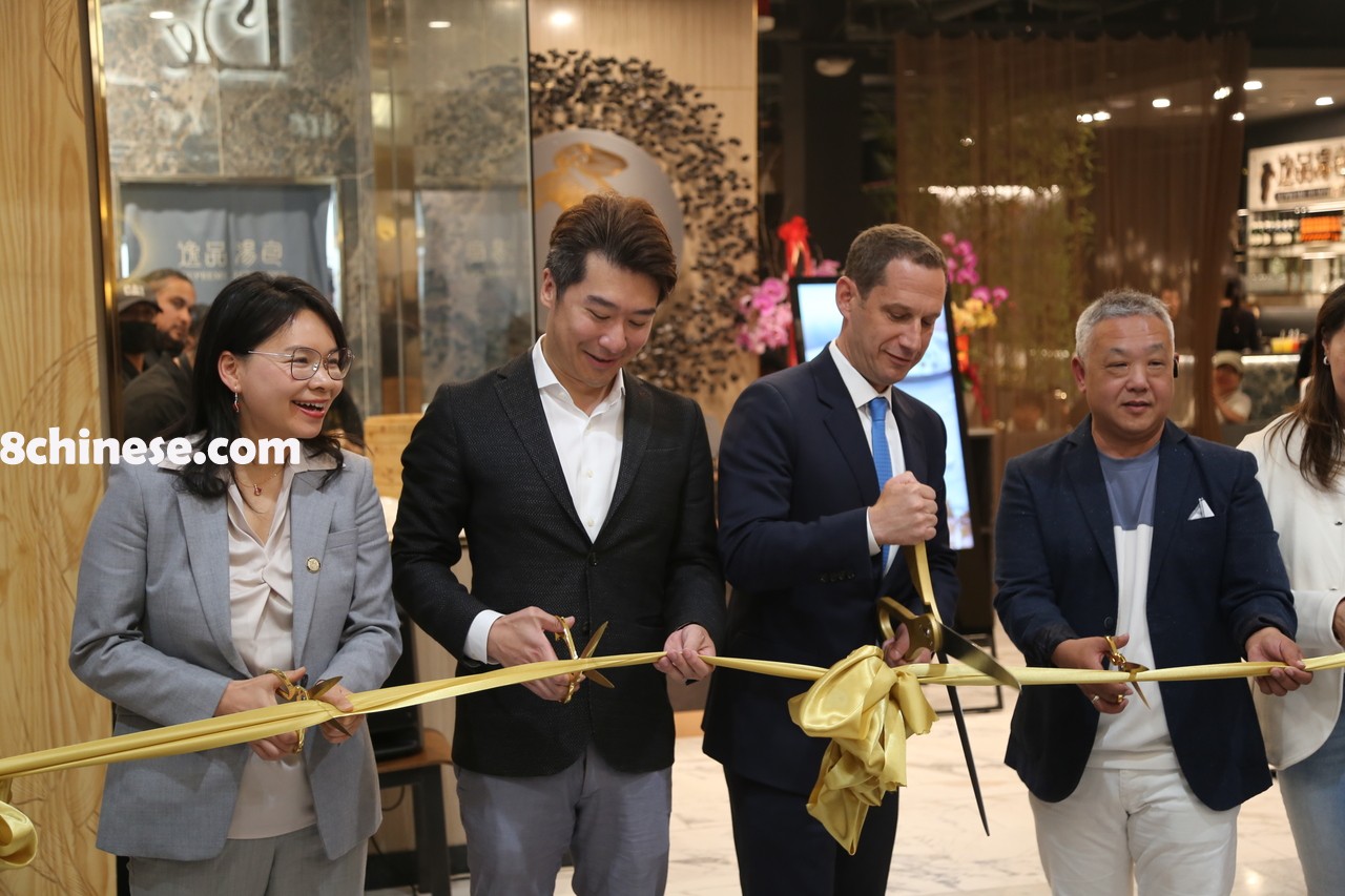 由丁懿程（左二）创业的逸品汤包金山店17日开业，市长罗伟（左三）等地方政要也到场祝贺、剪彩。（记者王子涵╱摄影）