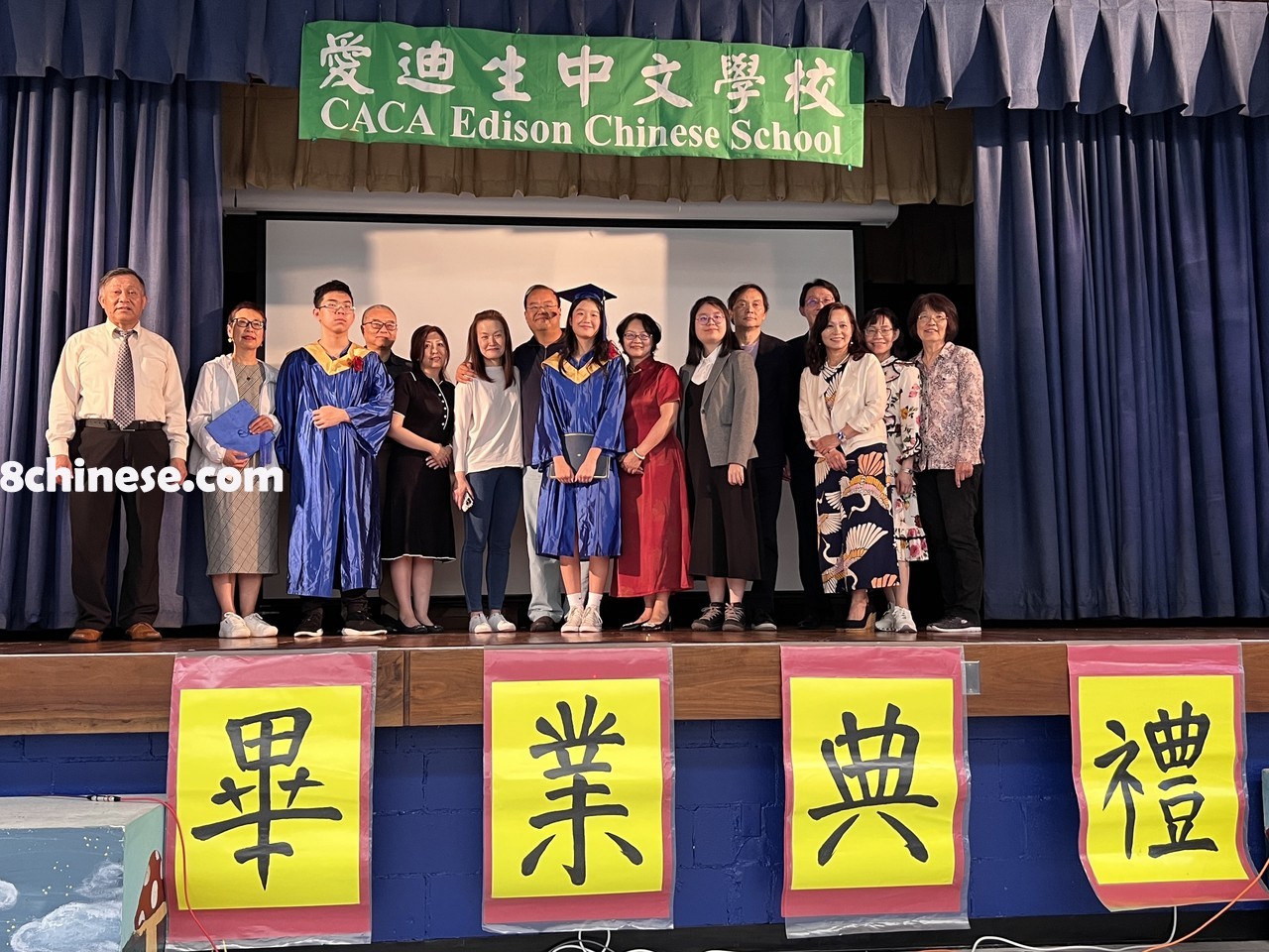 毕业生王安文(前左二起)与父母、老师王慧茹、王佳莹与父母、校长林郁翠。（记者孙影真／摄影）