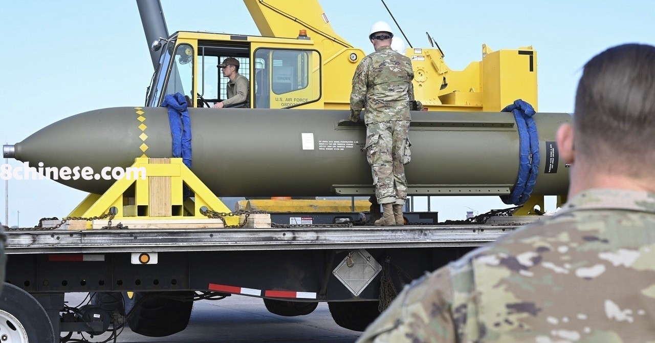 美国空军士兵在密苏里州怀特曼空军基地查看一枚GBU-57巨型钻地炸弹，摄于2023年5月。资料照片。(美联社)