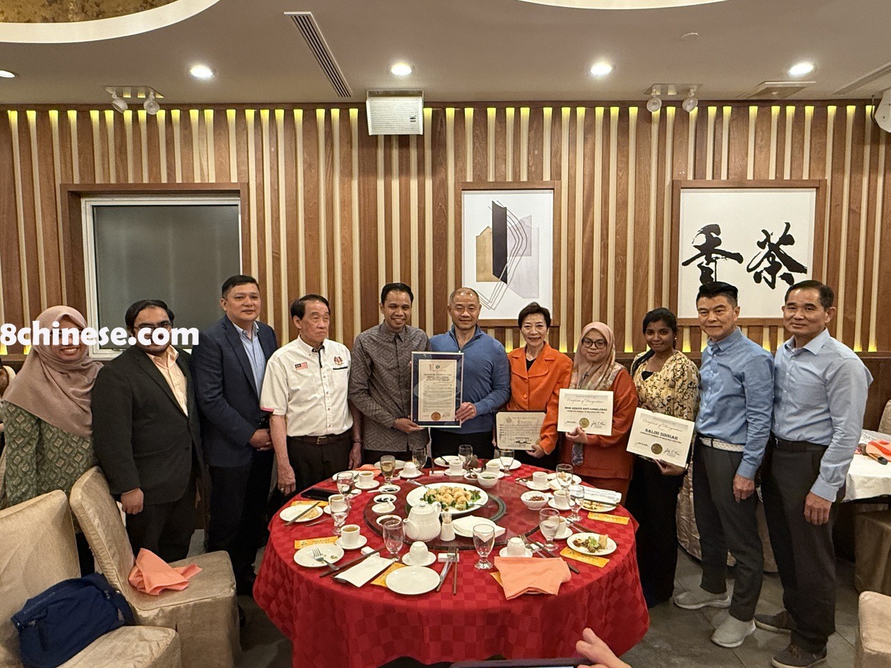 刘醇逸（右六）说，哈桑（左五）是他见过最亲民、最有活力的总领事之一。(记者尤昱程╱摄影)