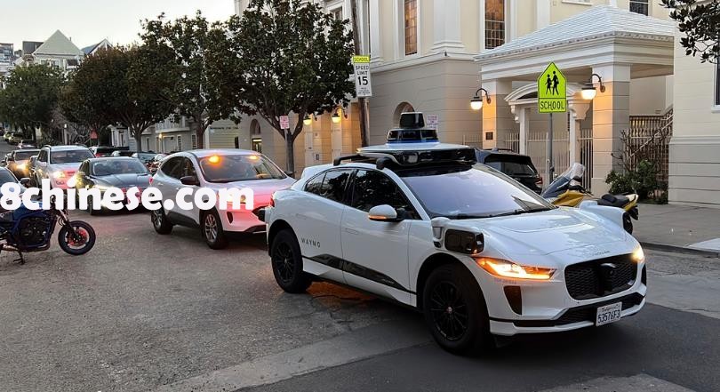 Waymo自驾计程车涉非法停车，乘客打开车门严重撞伤骑车人。此为示意图，非文中所述的Waymo车辆。（美联社）