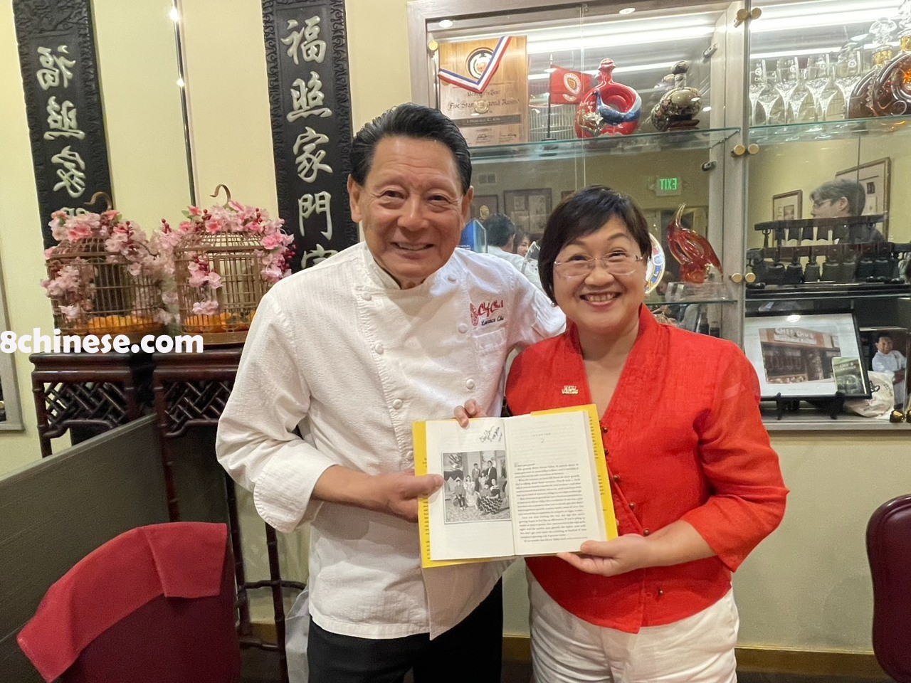 侨委会委员长徐佳青6月16日晚间前往巴洛阿图拜会美国知名中餐厅「喜福居」（Chef Chu's）老板朱镇中，他亦是知名台裔导演朱浩伟（Jon M Chu）父亲。（侨委会提供）
