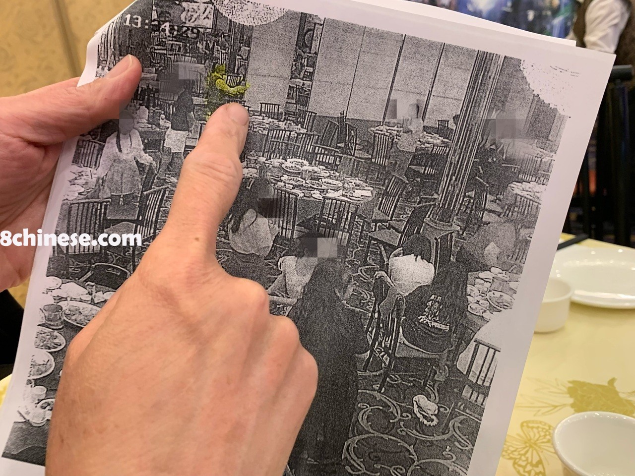 小额法庭判决在用餐结束后，再以服务为由不支付餐费的逻辑不能成立。图为餐厅出示监控影像证据，证明移动屏风前现场已没有什么客人。（记者张宏／摄影）