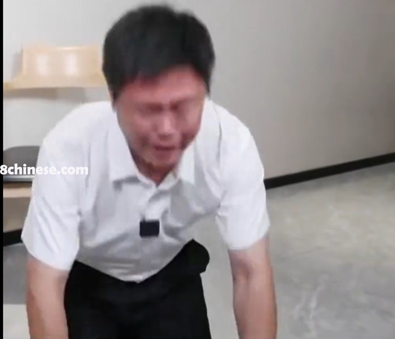 因持有大陆定居证，遭废除台湾身分的福建台籍教师张立齐， 情绪激动地下跪，表示「很想跟我阿嬷说，我现在有能力赚钱了，也算有点出息了，但爸妈却已经看不到了」。（影片截图）