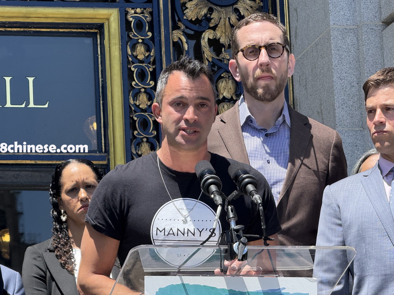 做为犹太裔老板，Manny（左一）的咖啡馆多次受到攻击。（记者李怡/摄影）