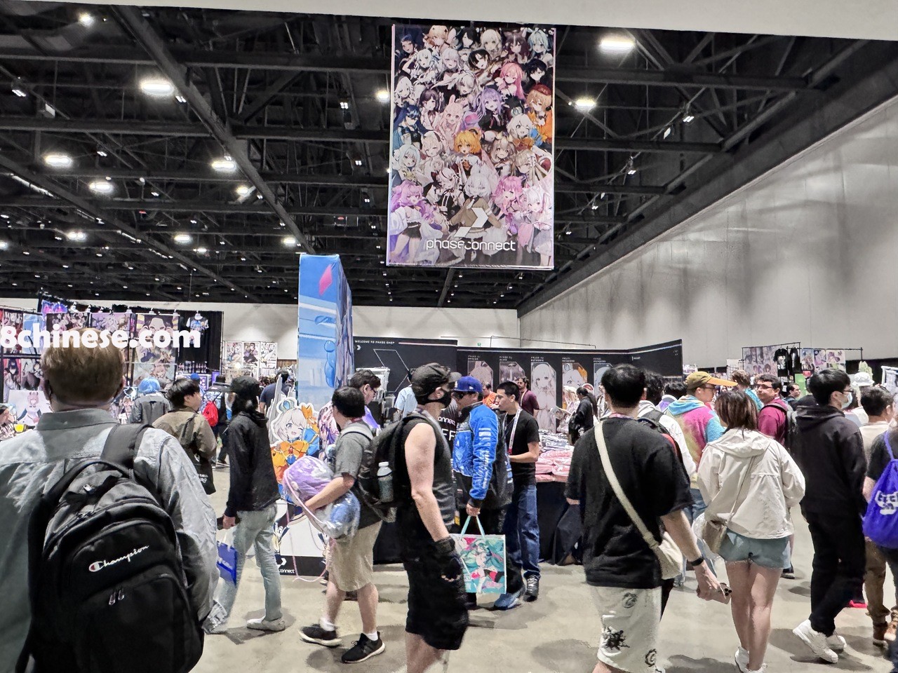 虚拟主播周边产品展会现场人潮汹涌。（记者徐蓓蓓╱摄影）