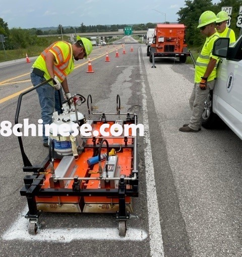 燃油税是印州新建及维护道路的主要财源，但随著电动车普及，税收逐年减少，导致财政压力日增。(印州交通厅脸书)