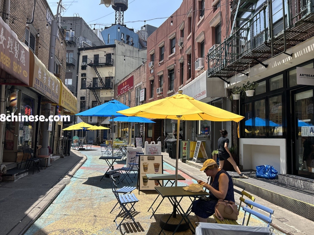华埠小道宰也街因其封闭路段的安全性及充足的户外座位，人气大涨，一跃成为游客、居民乐意光顾的首选去处。(记者曹馨元／摄影)