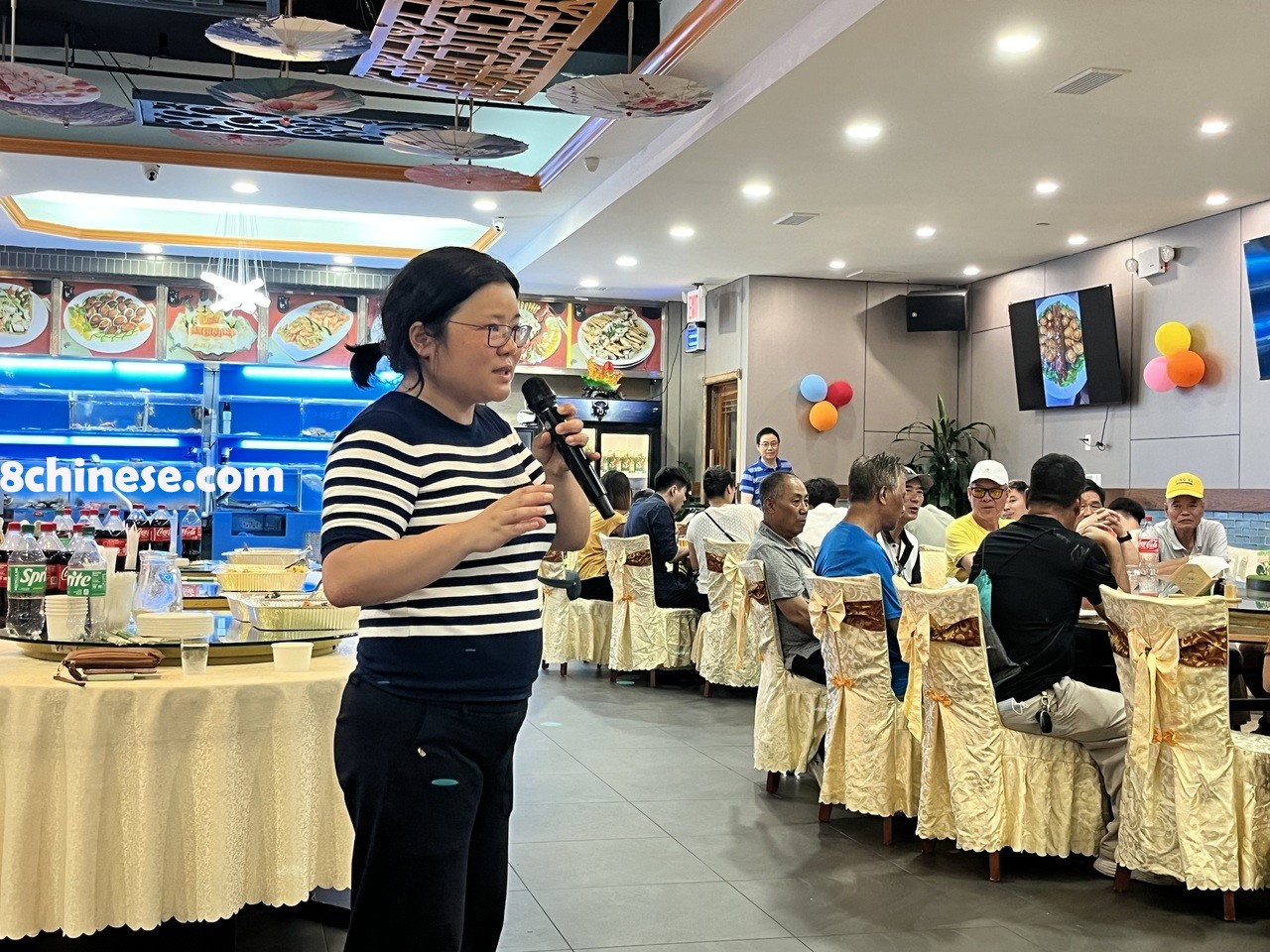 叶凌霞在答谢会上对支持者讲话。(记者胡声桥／摄影)