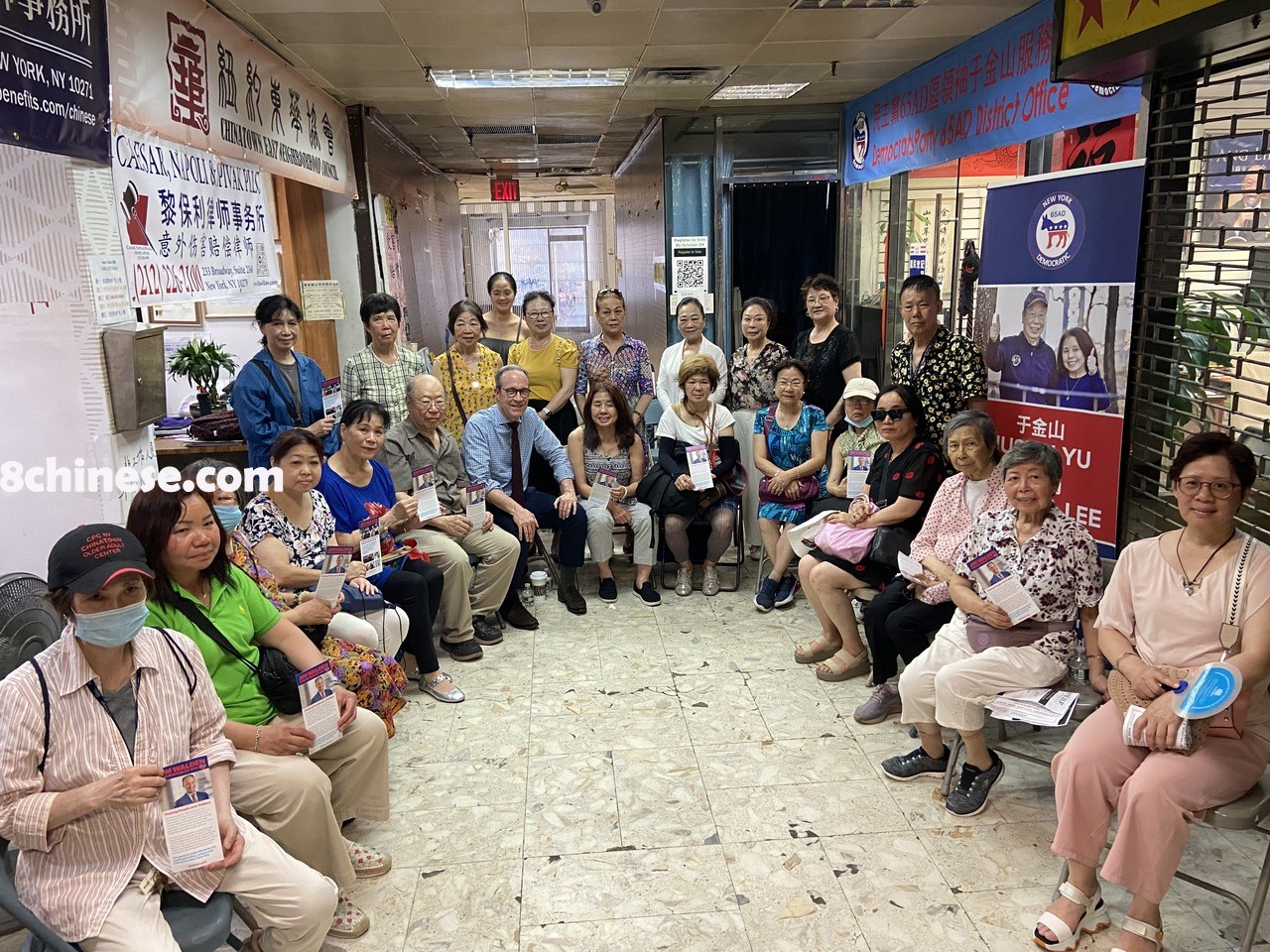 市长独立候选人华登(前排左七)走访曼哈顿华埠，向居民阐释其打击腐败、加强教育等方面的政见。(记者许君达／摄影)