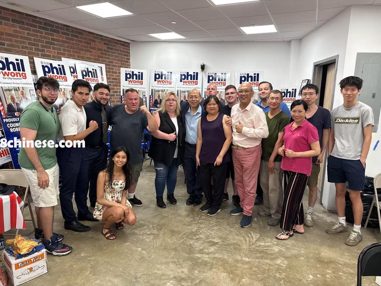 纽约市选举局于24日晚间公布初步非正式开票结果，显示在市议会第30选区的民主党初选中，华裔参选人黄友兴(Phil Wong)暂时领先。(臧东慧提供)