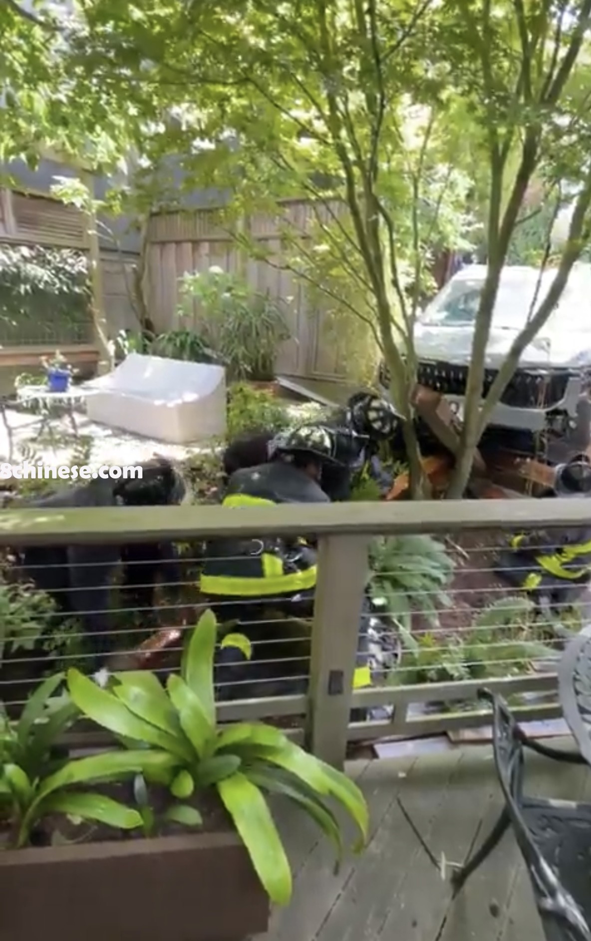 旧金山男子突发病驾车冲入民宅后院，撞上瓦斯桶。（旧金山消防局供图）