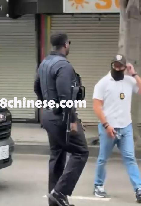 有ICE执法人员，穿白衬衣、牛仔裤，一般平民打扮。（Unión del Barrio提供）