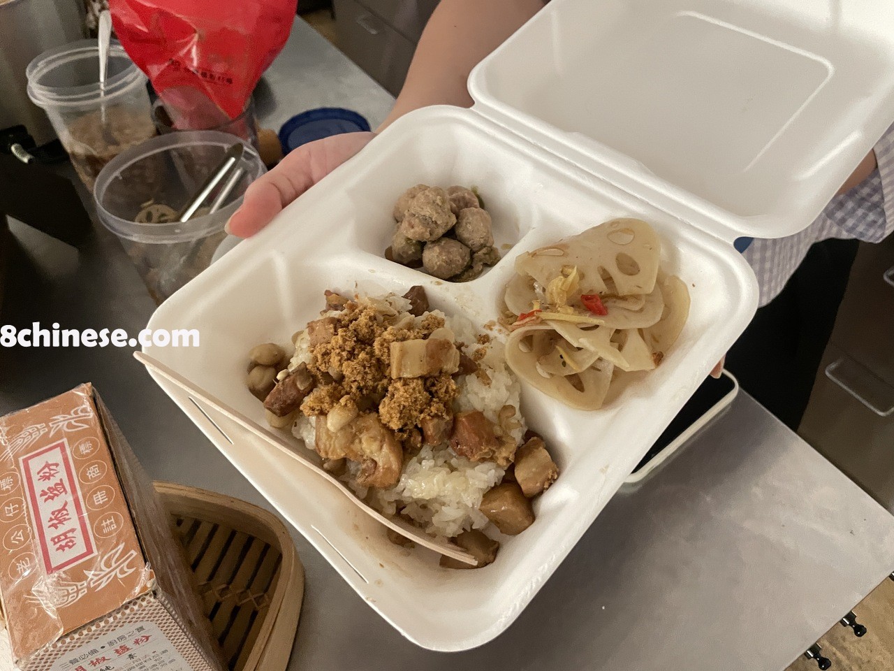 活动现场也邀请分享台式料理的柑仔店(Ga Ma Diam)主理人赖怡锦(Janine YC Lai)制作台南米糕。(记者马璇／摄影)