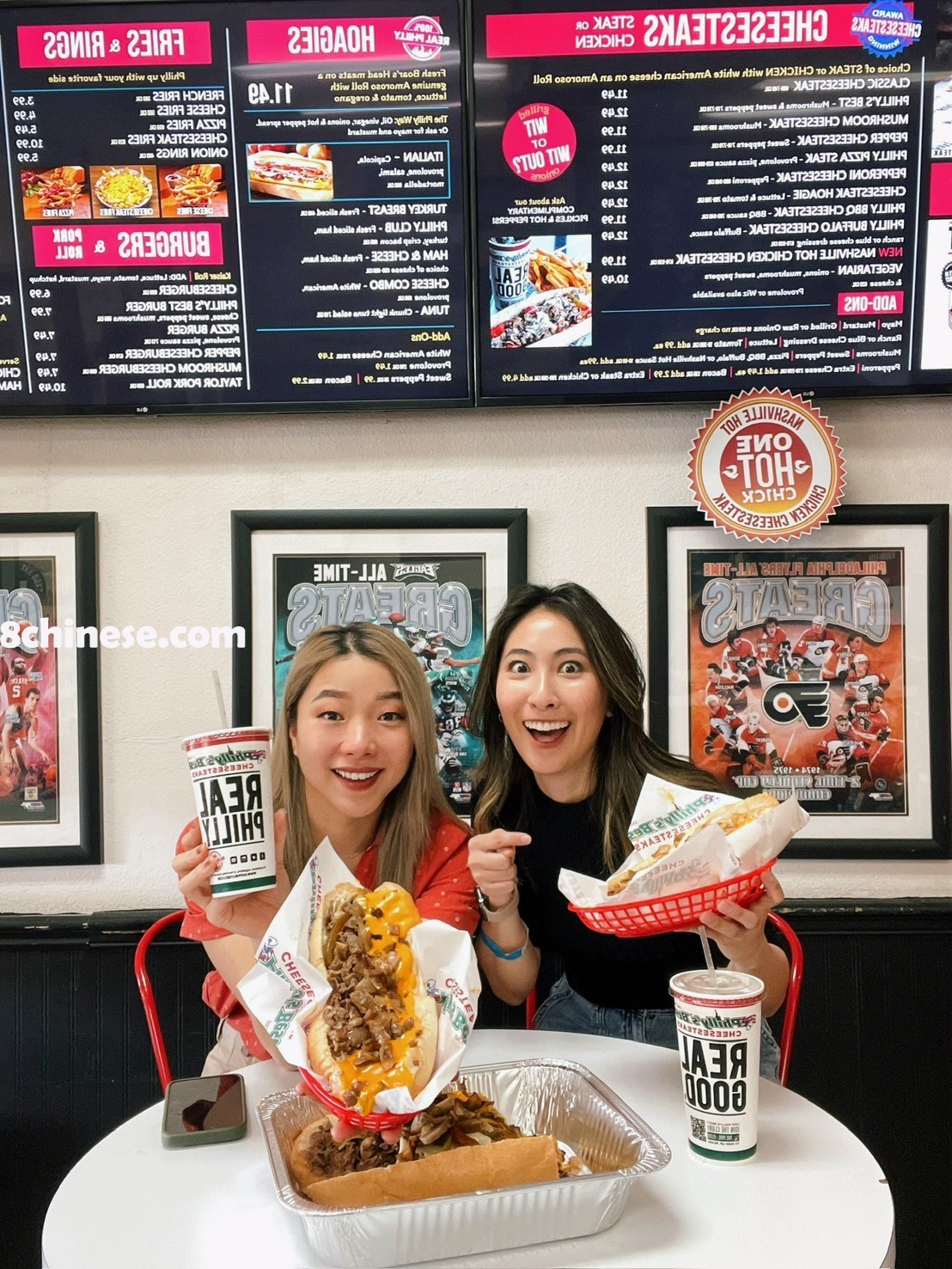 Charlene Yang（左）走访美国各地推广异国美食，亲身体验与分享在地餐饮文化。（Charlene Yang提供）