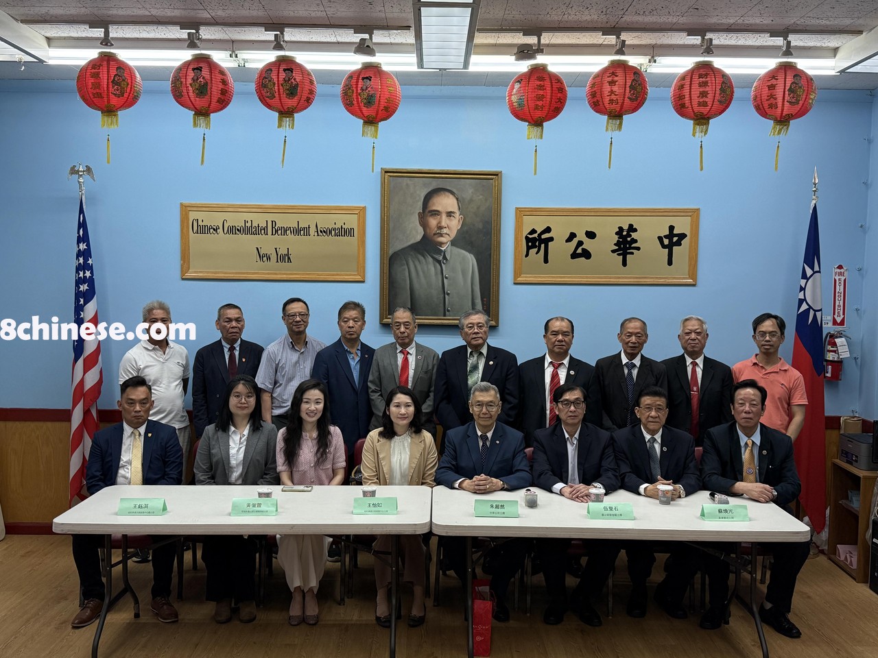 新任侨教中心主任王怡如(前排左4)，27日走访纽约中华公所及属下七大侨团。(记者刘梓祁╱摄影)