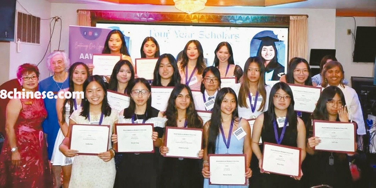 向来自不同高中的17个亚裔美国女高中生颁发奖学金，左1、2为胡惠霞（红衣）叶马银爱（蓝衣）。