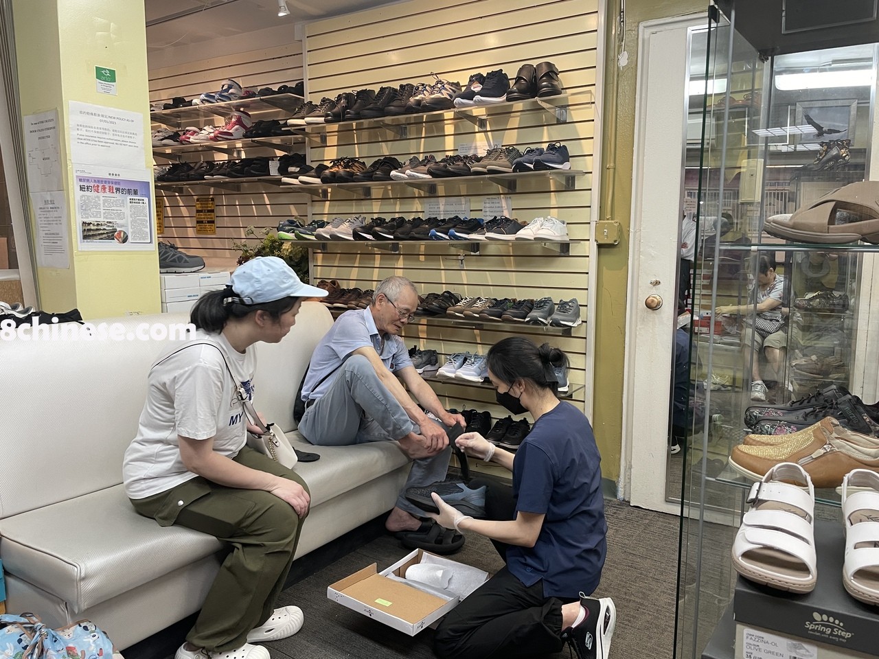 纽约足部整形中心专业团队服务亲切，且各类保健鞋款式新颖均有现货。