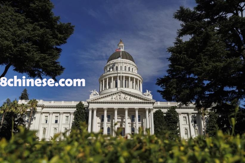 加州州长纽森（Gavin Newsom）27日签署预算案，删减部分计划资金，以填补120亿美元赤字。（美联社）