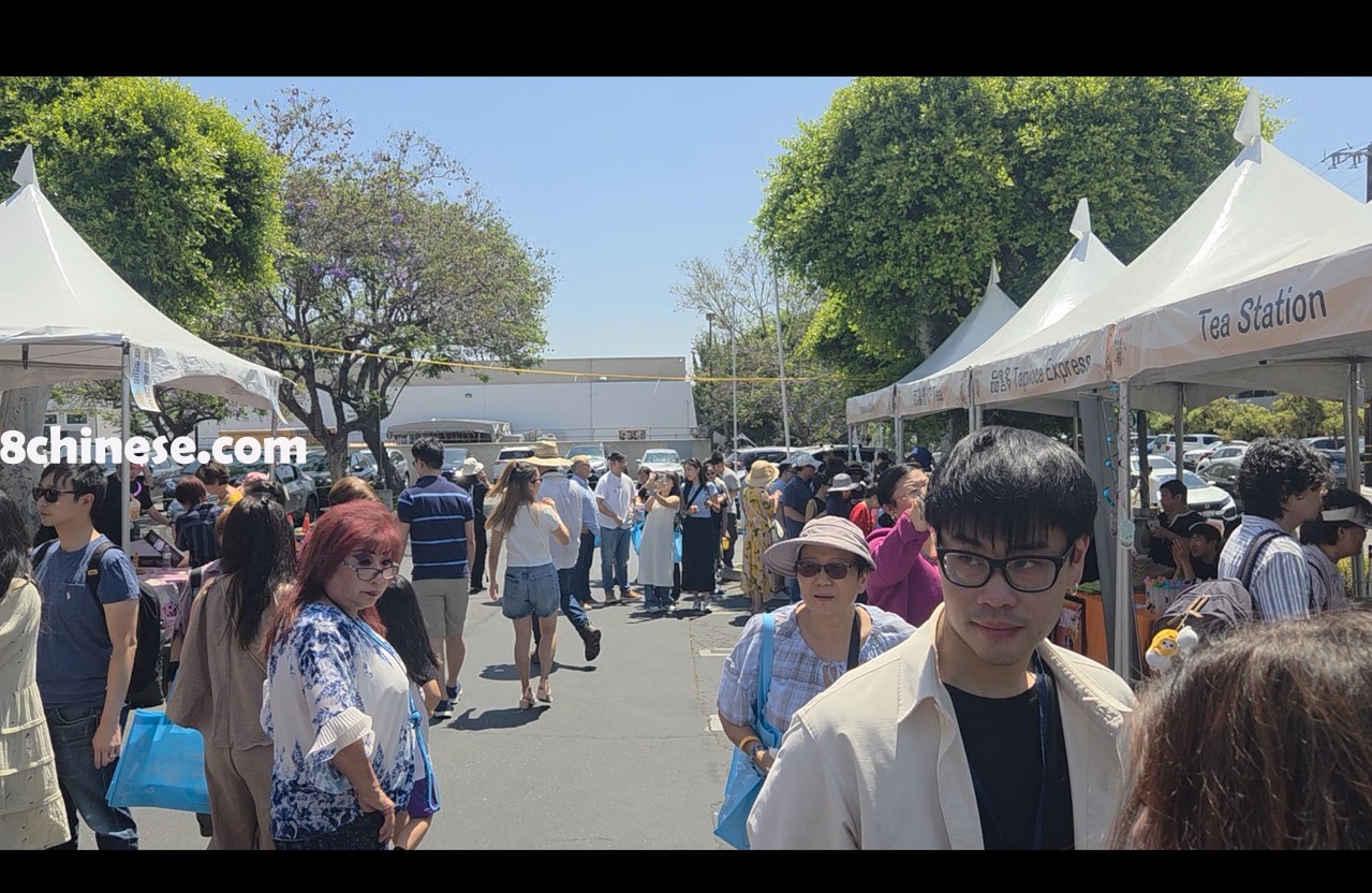 台湾珍奶节28日在洛侨中心举办，现场设有多个珍奶与小吃摊位，南加侨胞扶老携幼、全家出动。（记者张庭瑜╱摄影）