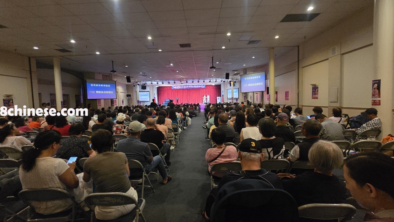 不少侨胞提早数小时排队入场，座位区满满人潮。（记者张庭瑜╱摄影）