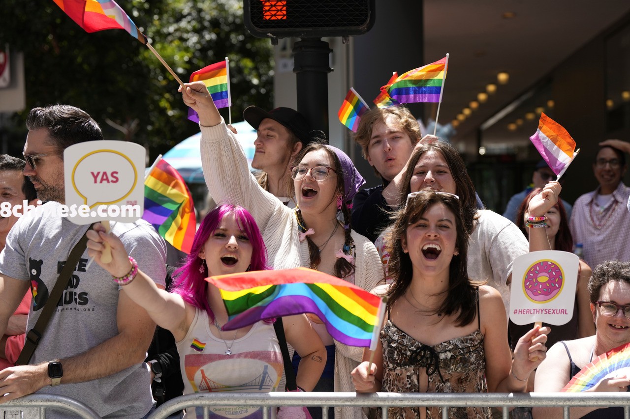 2025年旧金山同志骄傲大游行(Pride Parade)在29日达到高潮，数十万人涌入市区参与盛大的游行与庆祝活动。(美联社)