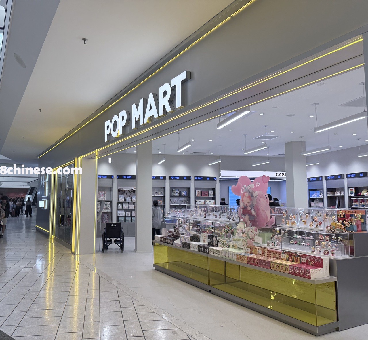 湾区最大泡泡玛特店，28日在三谷地区布利桑顿市的Stoneridge Shopping Cente开幕。(记者王彦婷／摄影)