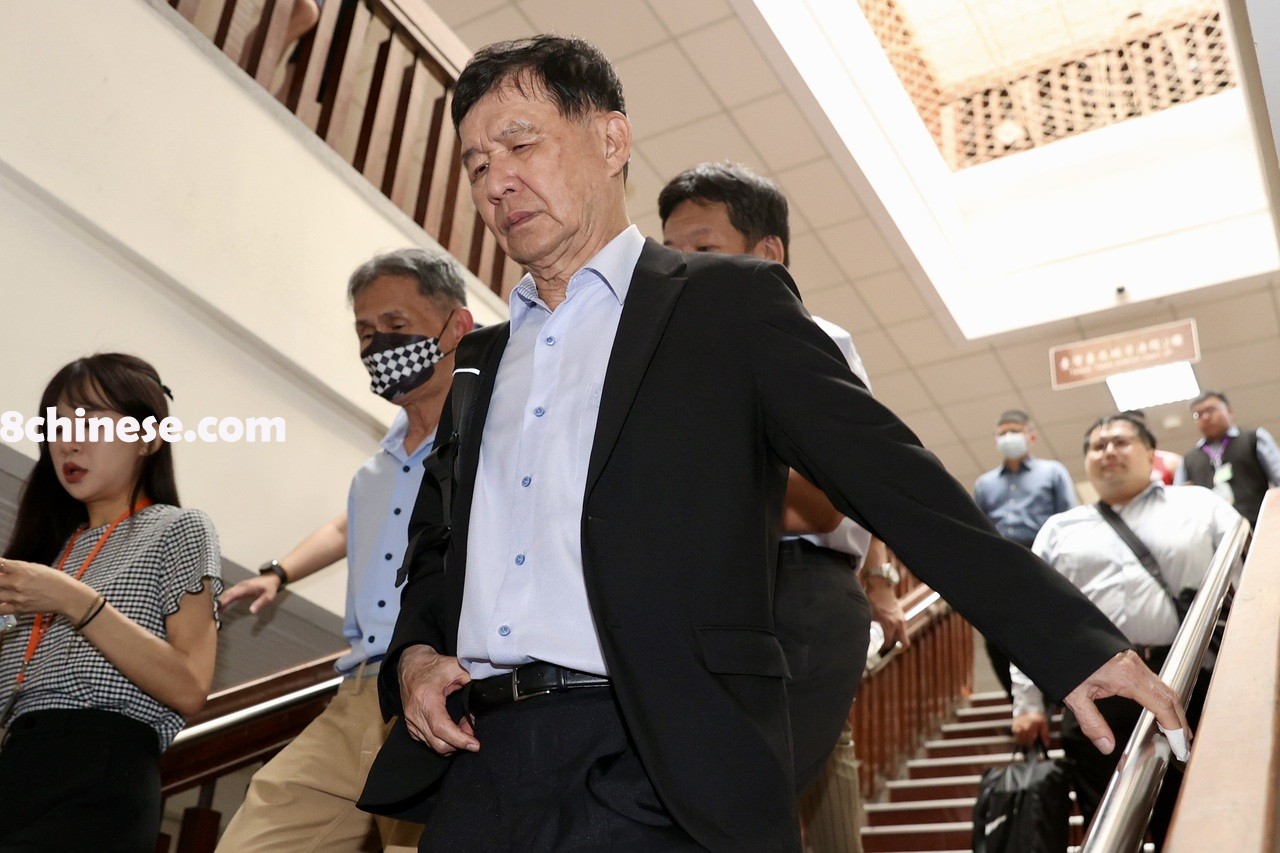 台北市前副市长彭振声卷入柯文哲京华城容积率弊案，今天上午准备开庭时，接到妻子坠楼噩耗的电话后突然情绪崩溃，彭振声在法庭情绪失控后，上午10点20分离开法院不发一语。(记者陈正兴／摄影