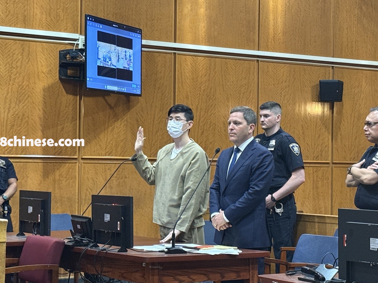 程志(左)于庭审中举手宣誓，当庭认罪。(记者尤昱程╱摄影)
