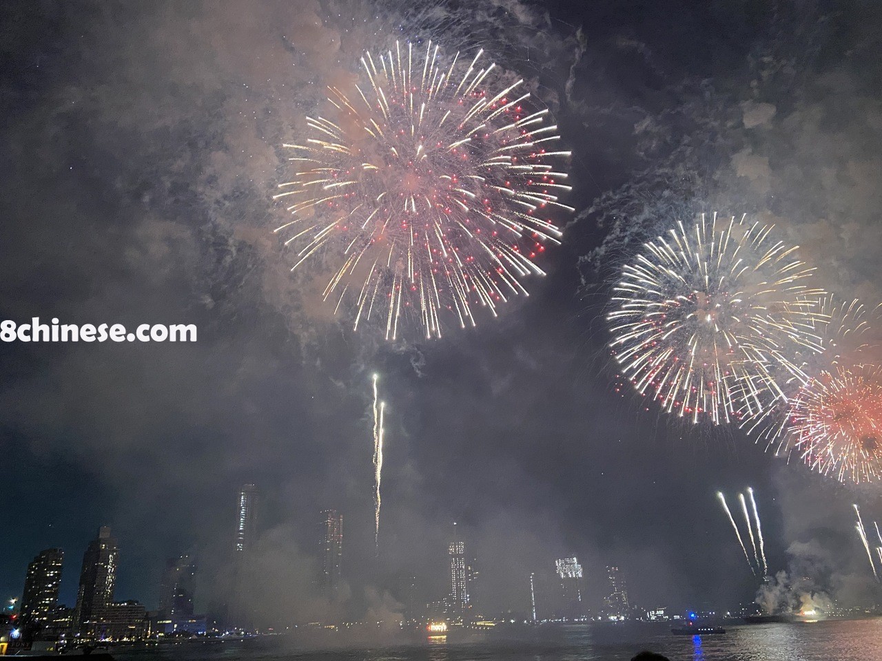 2025年度梅西国庆烟火秀门票7月1日早8时30分开抢，免费发放，先到先得。图为去年国庆烟火。(记者许君达╱摄影)