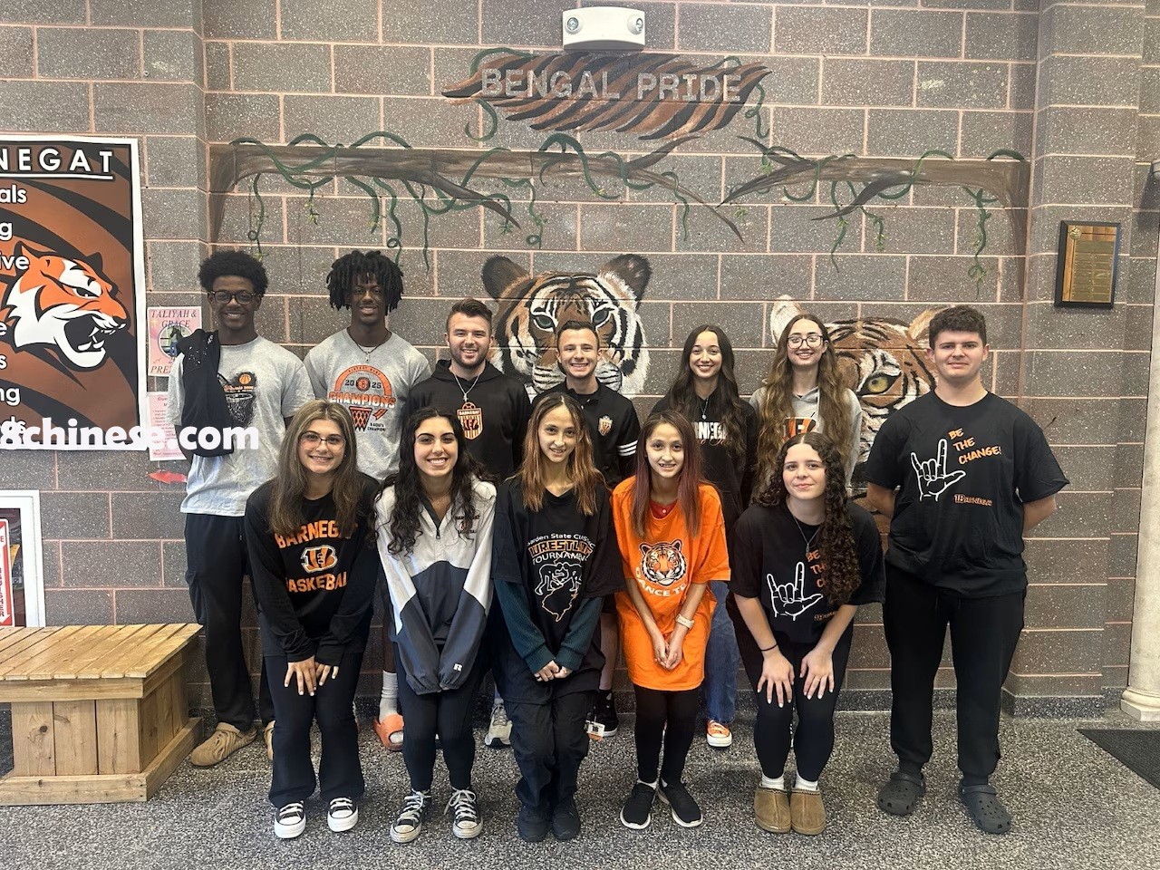巴尼加特高中(Barnegat High School)日前举行2025年毕业典礼，有多达六对双胞胎同时毕业。(巴尼加特高中提供)
