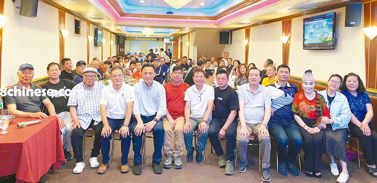 联合会会员庆祝双亲节合影。前排右6-10为林锦水、郑麟、卢统云、王建明、张天晨。