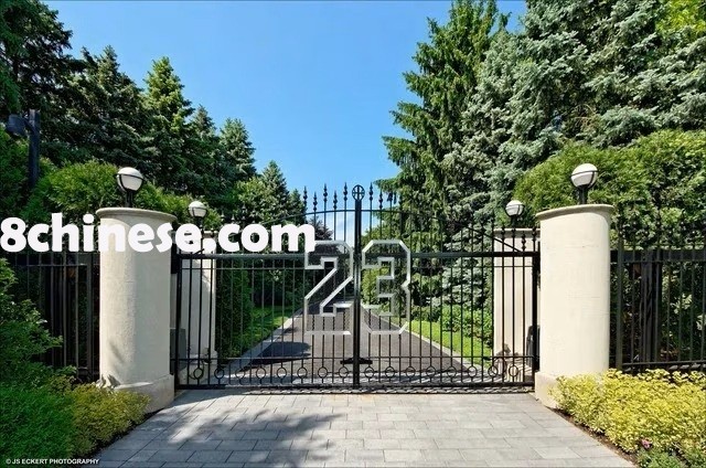 乔丹豪宅庄园大门口镶著其球衣号码23。( realtor.com截图)