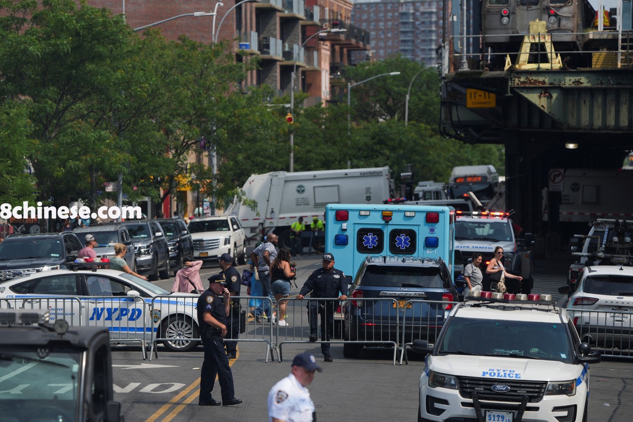 纽约市作为全国最主要的国庆活动聚集地之一，更被联邦调查局(FBI)点名为潜在「独狼式攻击」(Lone-wolf attack)的高风险城市。图为纽约市警方增加烟火观赏点的维安管控与安检。(路透)