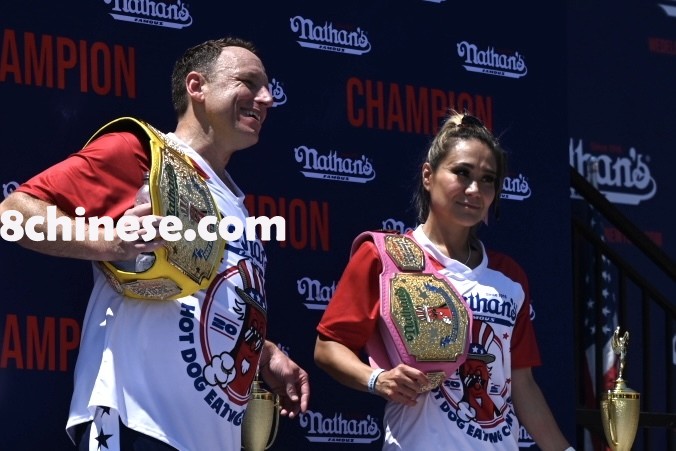 布碌仑(布鲁克林)康尼岛国庆日庆典「纳森国际吃热狗大赛」(Nathan’s Hot Dog Eating Contest)上午热闹登场，女子组由常胜冠军须藤美贵(Miki Sudo)以10分钟吃下33个热狗，写下11次卫冕纪录；男子组则是由光荣回归的切斯纳(Joey Chestnut)以70.5个热狗夺下黄芥末冠军腰带。(记者马璇／摄影)