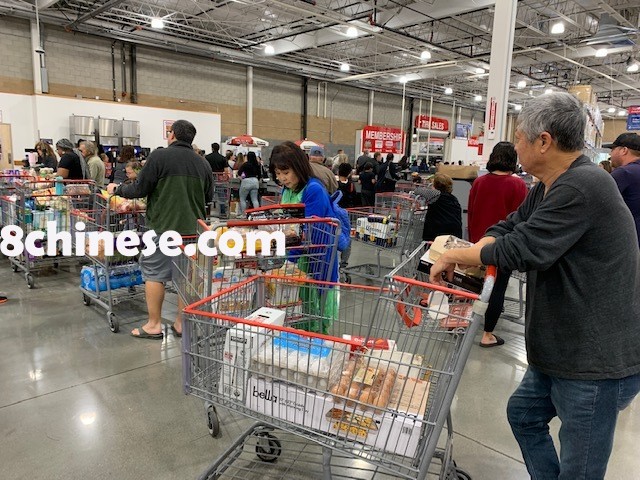 大卖场好市多（Costco）本月1日开始持续至国庆长周末的节日优惠，加上大批以0.97结尾的清仓特卖，买气爆棚。（记者杨青/摄影）