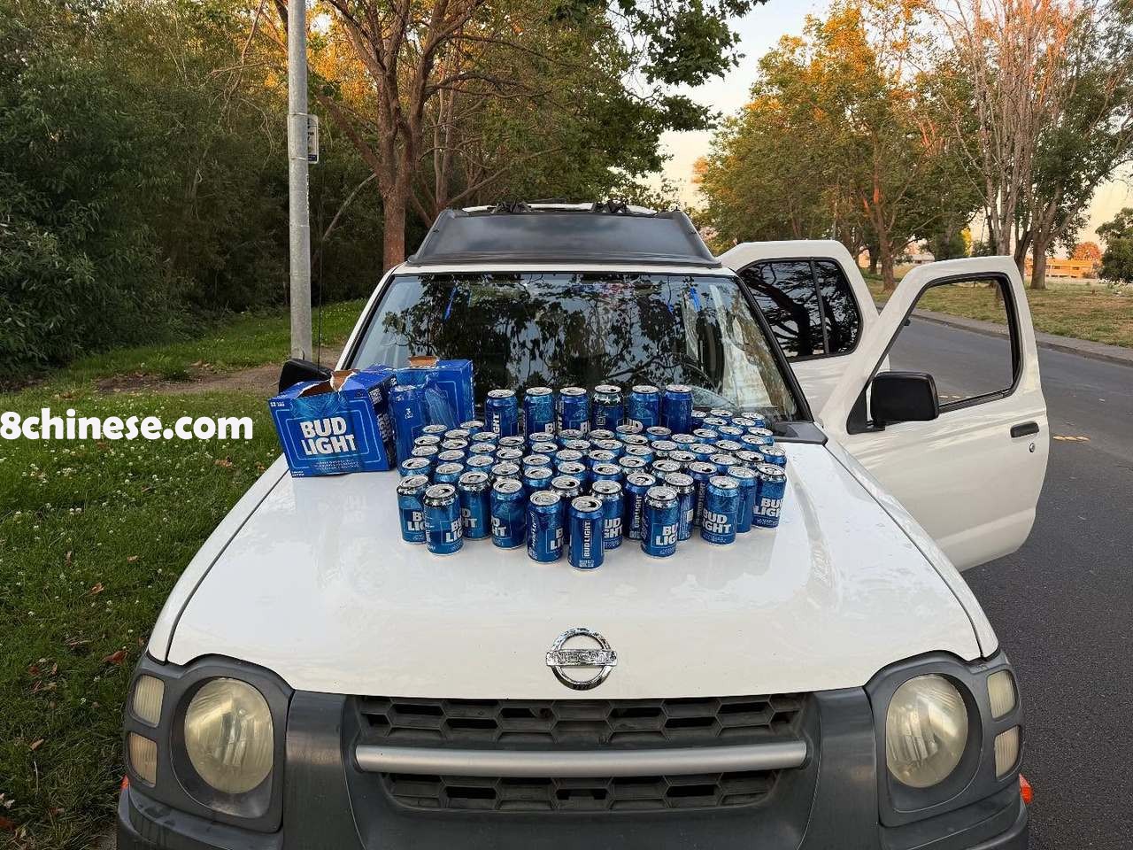 一名男子在暴饮啤酒后开车上路被警察逮个正著，车上居然堆满了几十个已喝空的啤酒罐，连警察都不得不给他起名「地表最强酒驾」。（取自柯达蒂市警局）