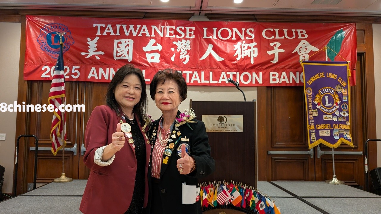 卸任会长刘雅薇（右）将印信交接给新任会长陈美伶，两人比出大拇指，展现延续服务社区的信心与决心。（主办单位提供）