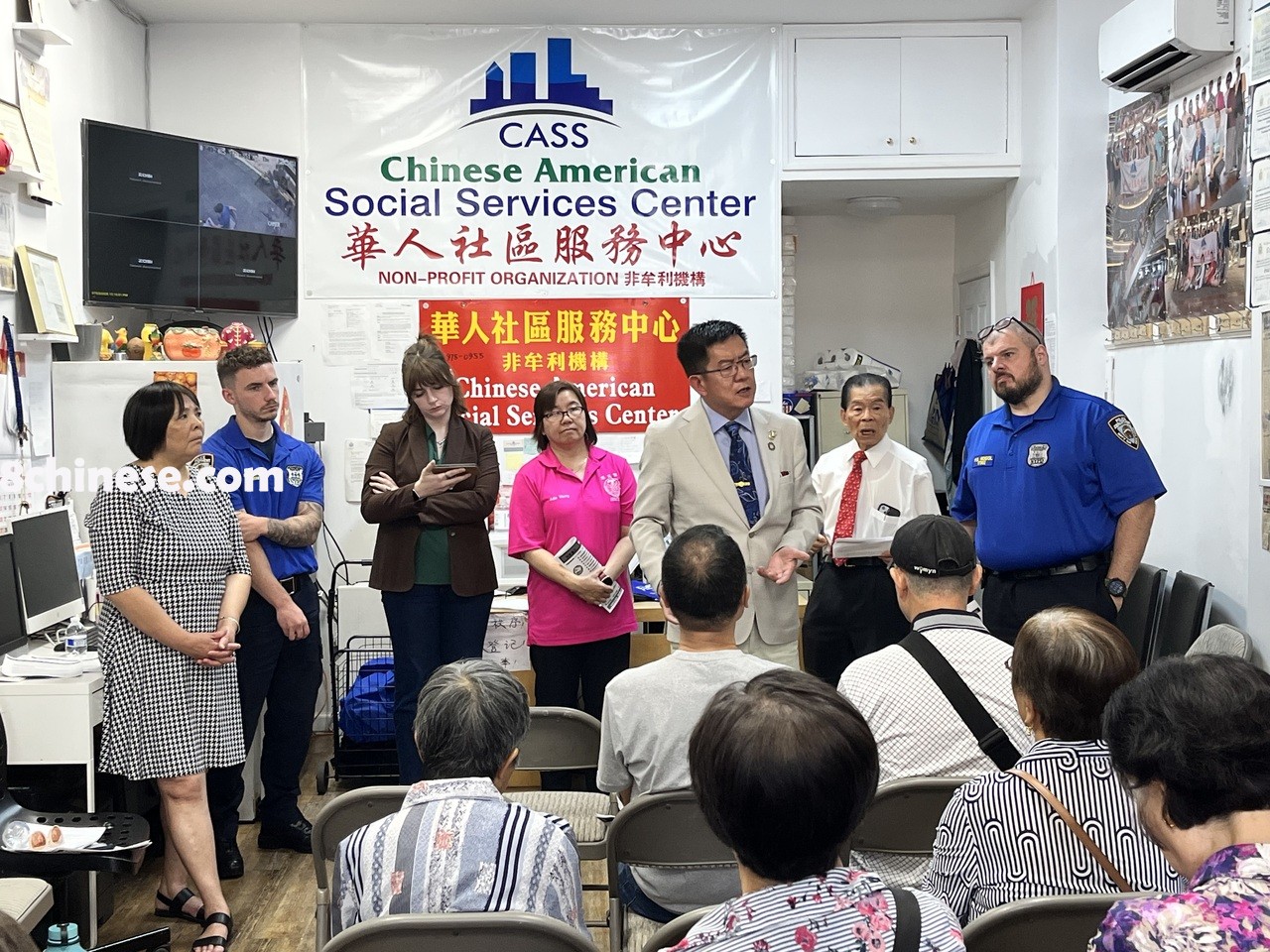 州参议员陈学理为居民介绍安全提示。(记者胡声桥╱摄影)