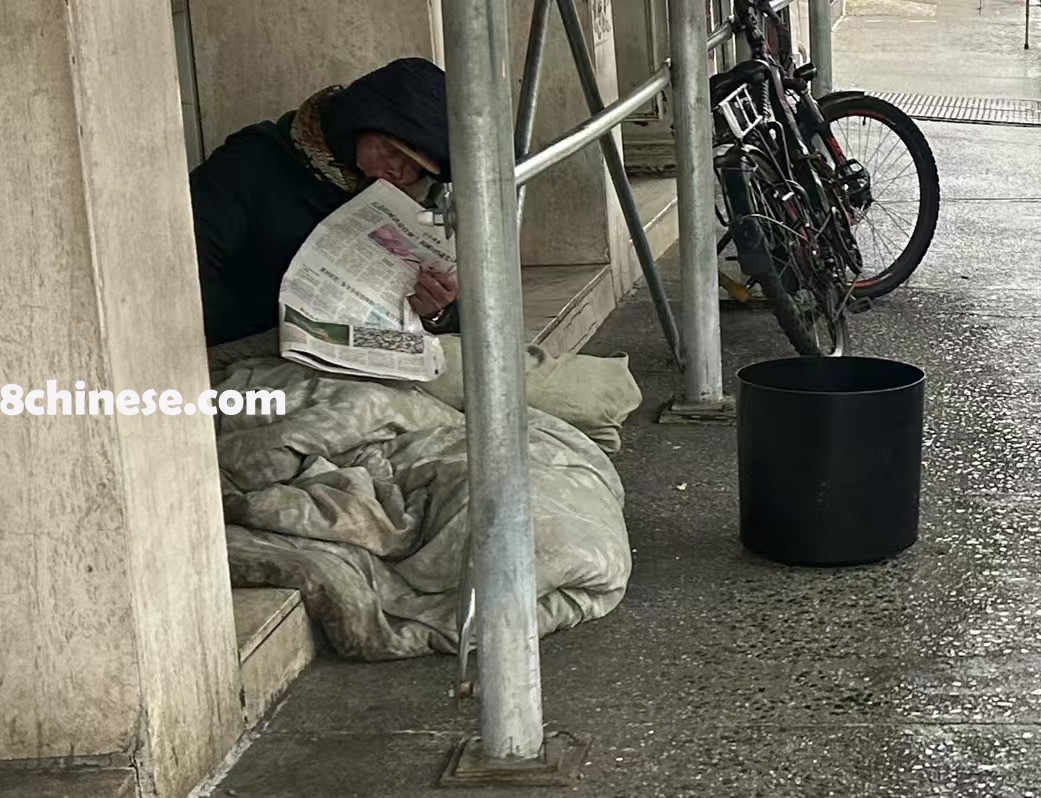 纽约市府日前公布的最新数据显示，本年度全市约有4504名游民露宿街头，较去年略有增加。图为街上游民。(记者曹馨元╱摄影)