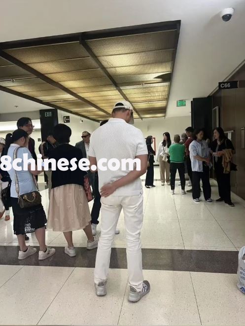 橙县华人房东怒告华人租霸夫妇不交房租案日前在橙县法院开庭，20多名同情者和支持者前往法院声援房东。（雅雅提供）